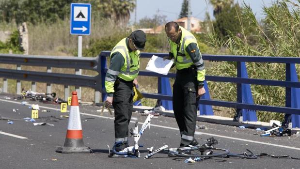 Dos agentes de la Guardia Civil inspeccionan el lugar del atropelllo múltiple mortal en Oliva