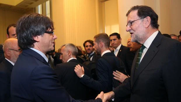 Puigdemont y Rajoy se saludan durante un acto en Oporto el pasado mes de septiembre