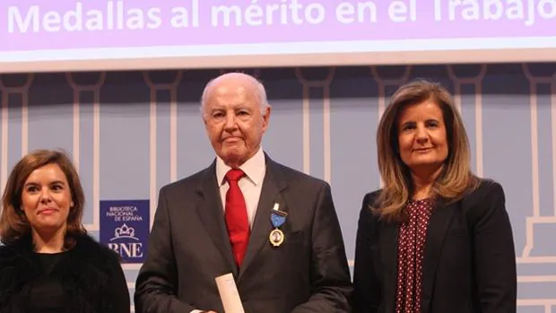 Soraya Sáenz de Santamaría, Domingo González, fundador de Aguas Firgas, S.A., y Fátima Báñez