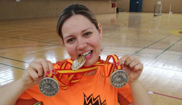 Leda Calero posa con las tres medallas conseguidas en el campeonato de España de bádminton, disputado el pasado fin de semana en Tenerife