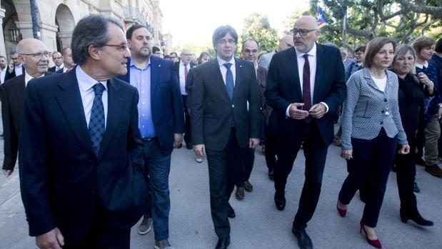 Corominas, escoltado por la plana mayor del Gobierno catalán a la salida del Parlament
