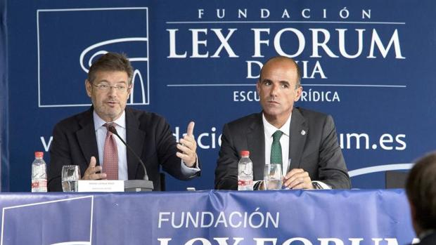 El ministro de Justicia, Rafael Catalá, y el presidente de Lex Forum Dénia, Enrique Sastre, en la jornada de este viernes