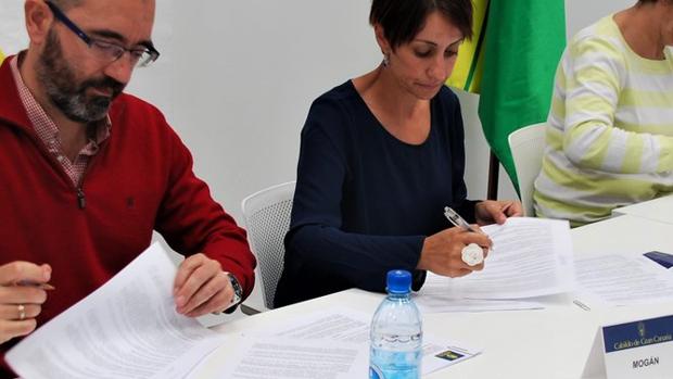 El secretario municipal y la alcaldesa de Mogán, Onalia Bueno