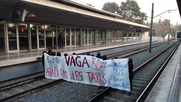 Estudiantes cortan la vías de los FGC en la estación de la universidad