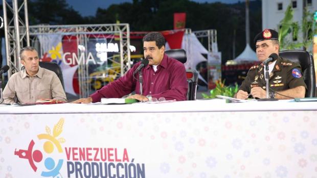 El presidente de Venezuela, Nicolás Maduro, en el centro de la fotografía