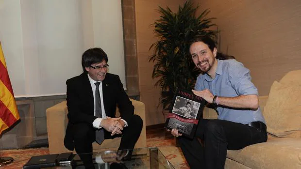 Carles Puigdemont, y Pablo Iglesias en el Palau de la Generalitat
