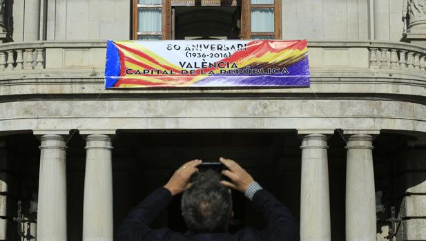 Imagen de archivo de una pancarta republicana en el Ayuntamiento de Valencia