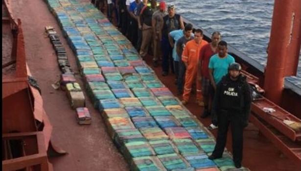 La Policía intercepta un buque con 5.529 kilos de cocaína y detiene a 24 personas