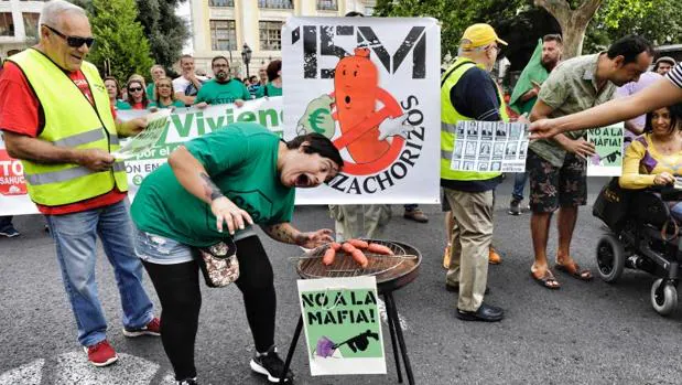Manifestantes nostálgicos del 15M exhiben chorizos en la sede del PP en Valencia