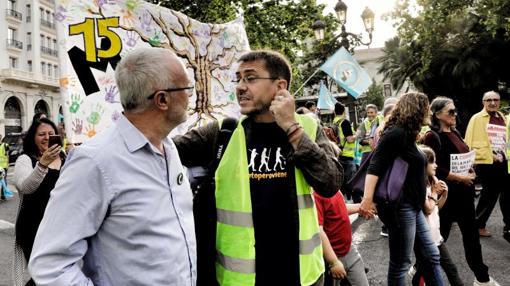 Monedero con el secretario general de Podemos en la Comunidad Valenciana, Antonio Montiel, en la manifestación