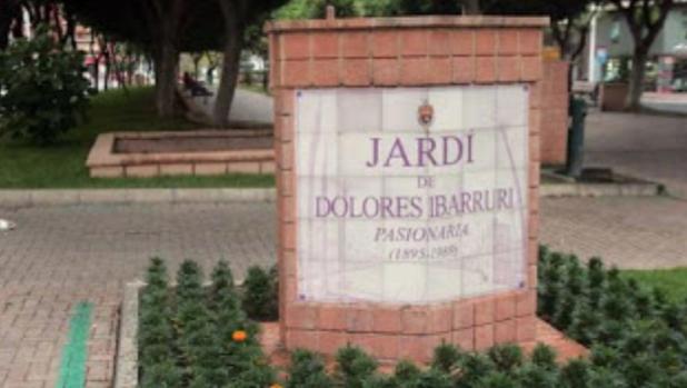 Placa del jardín público dedicada a la Pasionaria en Elche