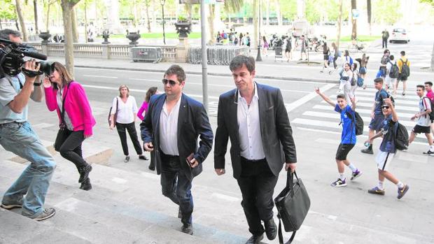 Salguero, a la derecha, entrando en la Audiencia de Barcelona onde hoy se inicia el juicio de la trama del «Caso Adigsa»