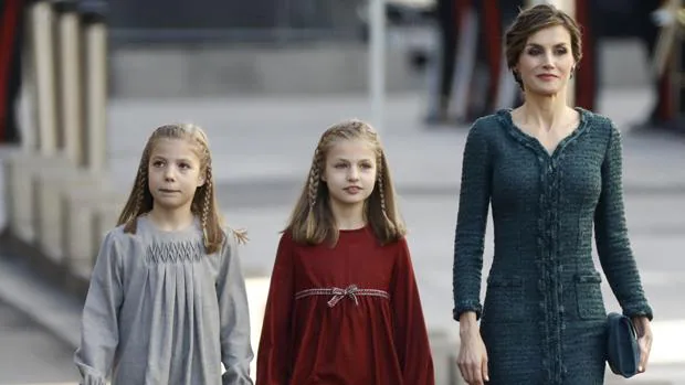 La Reina Letizia, la princesa de Asturiasy la Infanta Sofía con Mariano Rajoy en el Congreso de los Diputados