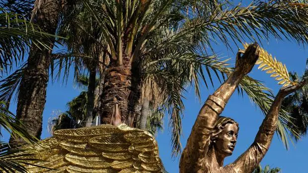 Una palmera canaria en Cannes con la palma de oro en el símbolo de la ciudad