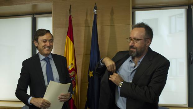 Rafael Hernando y Juan Carlos Girauta firman el acuerdo PP-Ciudadanos para la investidura de Mariano Rajoy como presidente del Gobierno.
