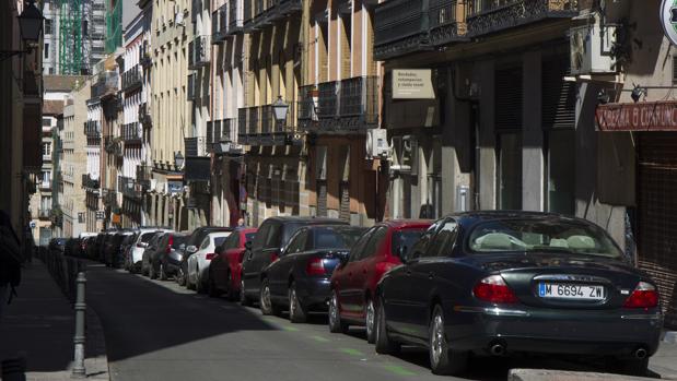 Coches aparcados en la calle Leganitos