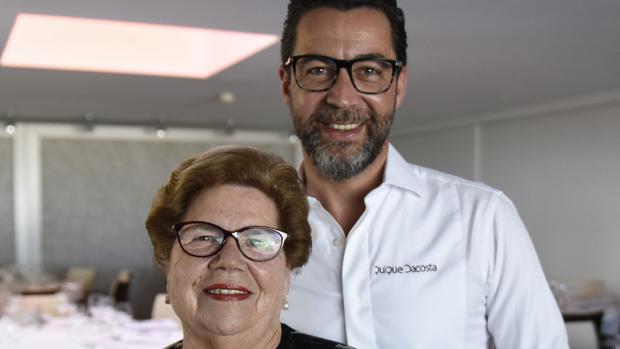 Imagen del chef Quique Dacosta con su abuela, en los fogones de París