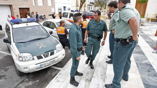 Miembros de la Guardia Civil en la puerta del ayuntamiento de Fines