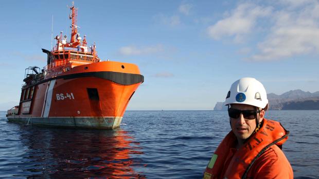 Uno de los barcos de Salvamento Marítimo durante una de sus labores de vigilancia