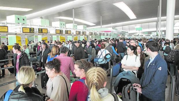 Interior y AENA se reúnen en Barcelona para abordar el colapso en los controles del aeropuerto