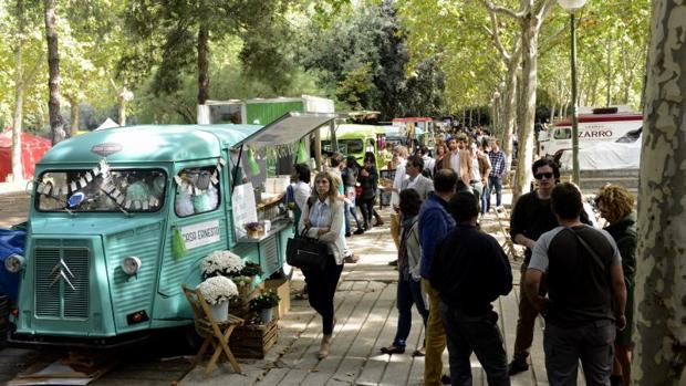 Los «foodtrucks» de MadrEat que se instalan un fin de semana al mes en la plaza de Azca