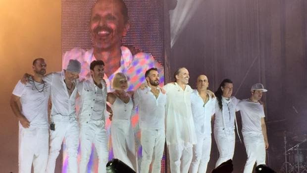 Miguel Bosé con sus músicos, en su último concierto en Alicante, hace dos años