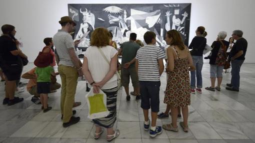 Un grupo de visitantes contemplan el Guernica en el Museo Reina Sofía