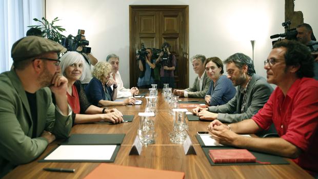 Algunos de los «alcaldes del cambio» en una reunión en Barcelona en diciembre de 2015