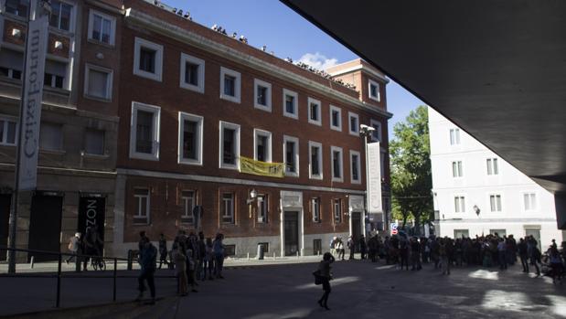 José Luis Martínez Almeida, junto a Íñigo Henríquez de Luna, frente al edificio okupado en la calle del Gobernador