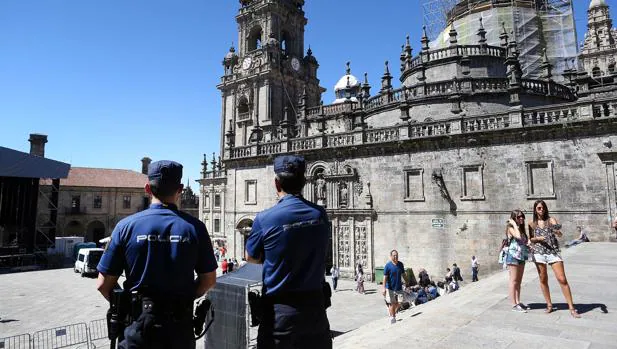 Dos policías patrullan en los alrededores de la Catedral de Santiago