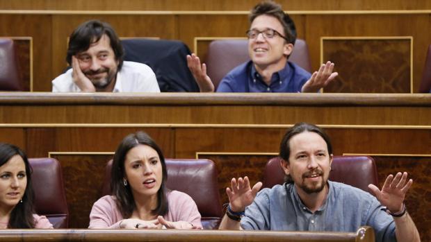 Los diputados de Podemos gesticulan desde sus escaños