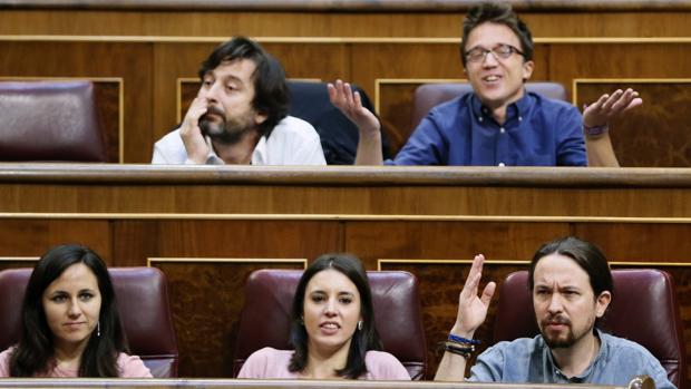 Los diputados de Unidos Podemos Rafael Mayoral, Íñigo Errejón, Ione Belarra, Irene Montero y Pablo Iglesias