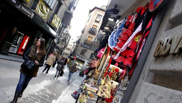 La invasión de la vía pública es habitual en las zonas más turísticas de la capital castellano-manchega