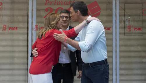 Díaz, Sánchez y López se saludan antes del debate de las primarias, el pasado 15 de mayo
