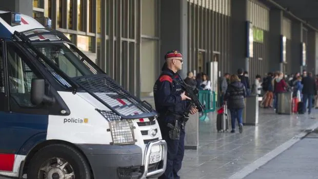 Un agente de los Mossos d'Esquadra en la estación de Sants, en Barcelona
