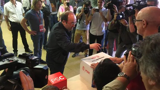 Momento en el que Miquel Iceta vota en las primarias del PSOE, hoy