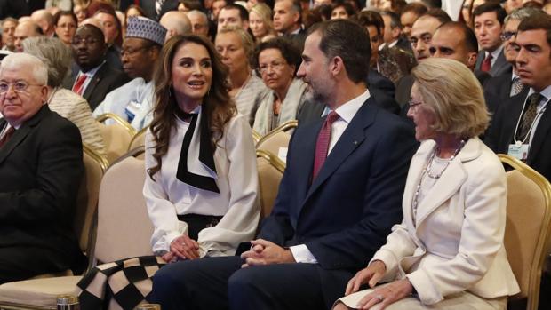 Don Felipe con la Reina Rania de Jordania, en el Foro Económico sobre Oriente Medio, en la costa del Mar Muerto