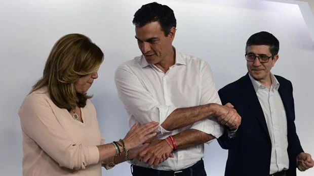 Susana Díaz, Pedro Sánchez y Patxi López posan juntos tras conocerse el resultado de las primarias