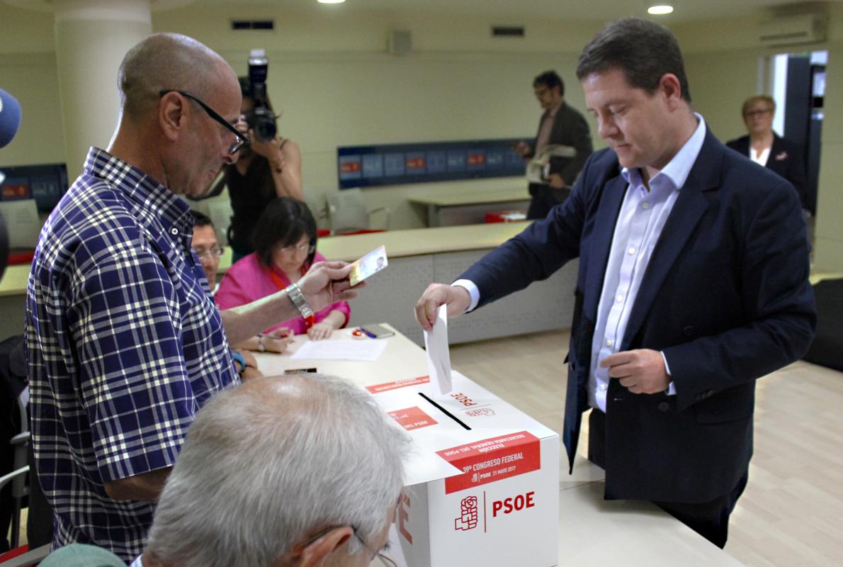 García-Page introduce su voto para las primarias del PSOE