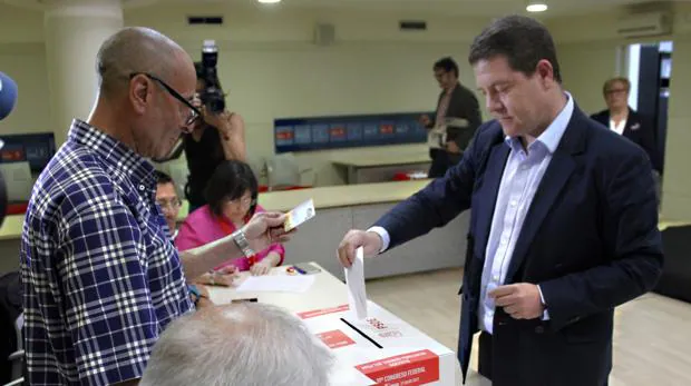 García-Page introduce su voto para las primarias del PSOE