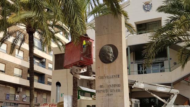 Retiran en Crevillente un monolito de Primo de Rivera erigido hace 47 años por suscripción popular