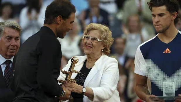 La alcaldesa de Madrid, Manuela Carmena, entrega el trofeo del Mutua Madrid Open a Rafa Nadal