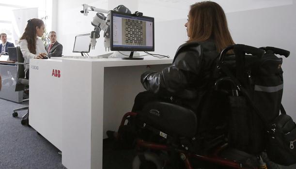 Una mujer disputa una partida de ajedrez gracias a la tecnología de Irisbond