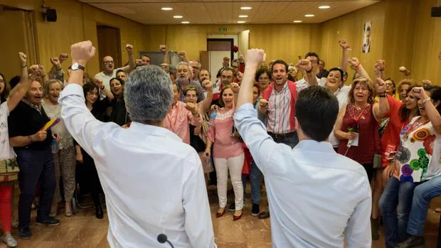 Javier Izquierdo y Pedro Sánchez celebran en la sede del PSOE de Valladolid la victoria de Pedro Sánchez