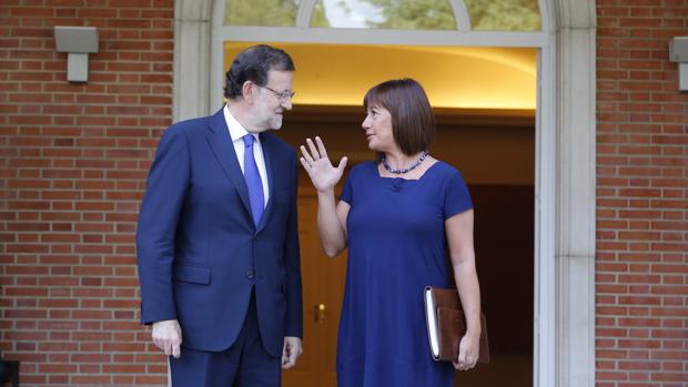 Francia Armengol (dcha) junto al presidente del Gobierno, Mariano Rajoy