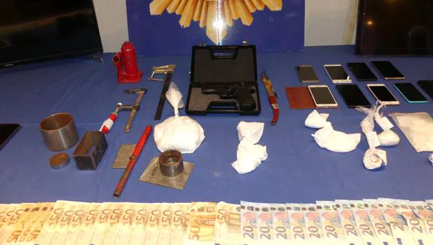 Cocaína, sustancias y útiles para la adulteración de la drogas y más de 2.000 euros, encontrado en los registros