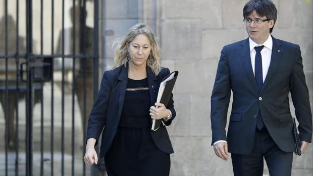 Munté y Puigdemont, accediendo a la reunión semanal de la Generalitat, hoy