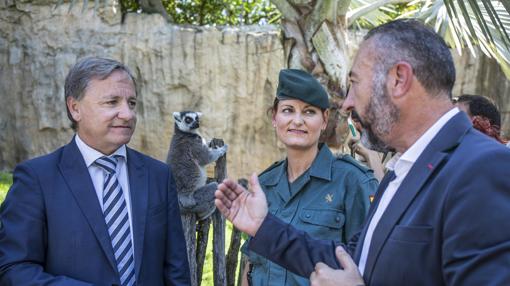 Imagen del delegado del Gobierno con la jefa del Seprona y el director de Bioparc