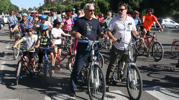 Imagen de archivo de Ribó durante un paseo por Valencia en bicicleta