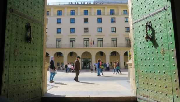 La Audiencia de Alicante, sede del juicio, vista desde el edificio consistorial